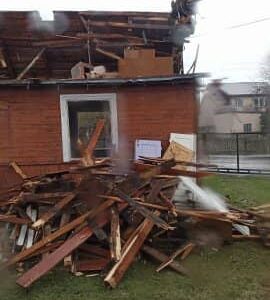 stary dom w trakcie rozbiórki