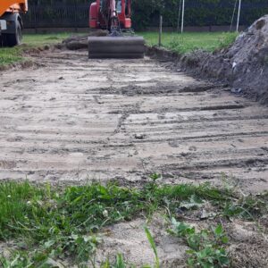 ściąganie humusu koparką