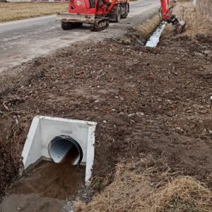 prace minikoparką w trakcie budowy zjazdu